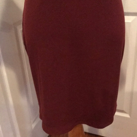 Burgundy ribbed dress w snap detail at neckline - Picture 4 of 5